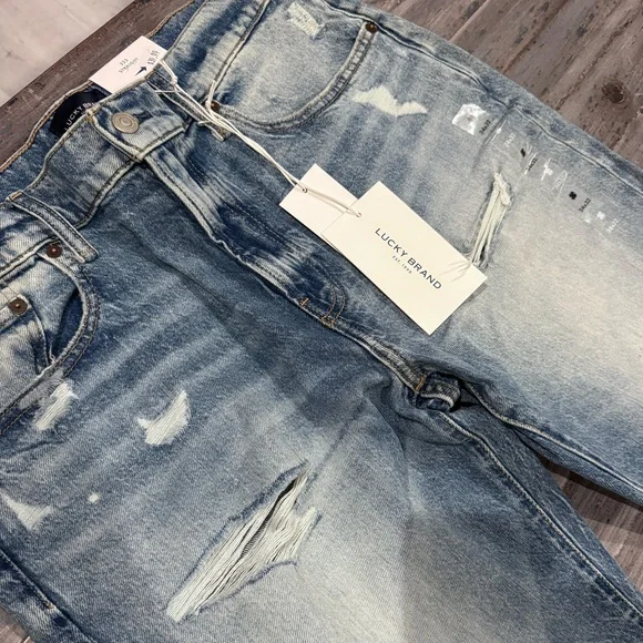 NWT Lucky 223 Straight Distressed Blue Jeans